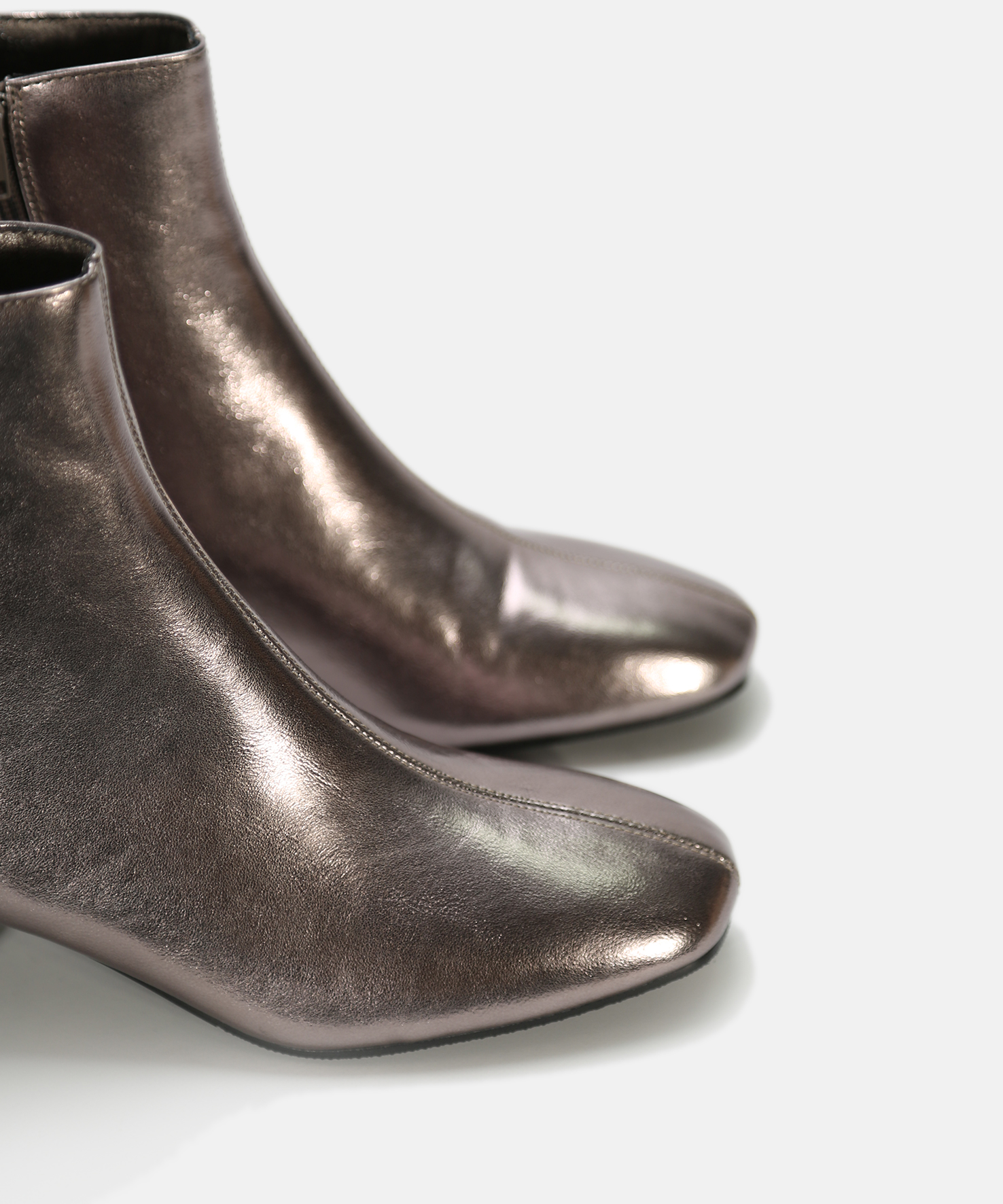 Botins metalizados de bico quadrado image number null